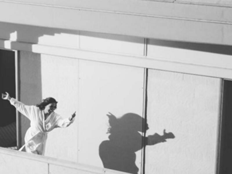 شاركت النجمة إليسا محبيها على انستغرام بصورة من كواليس كليب "حالة حب" الذي تعمل على تصويره حالياً وكتبت معلقة: "Elissazkh good morning #HaletHob #elissa #soon".
