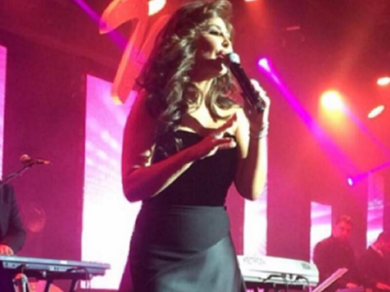 الفنانة إليسا خلال حفلها في فندق ريتز كارلتون دبي تألقت باللون الاسود بفستان من علامة لانفين
