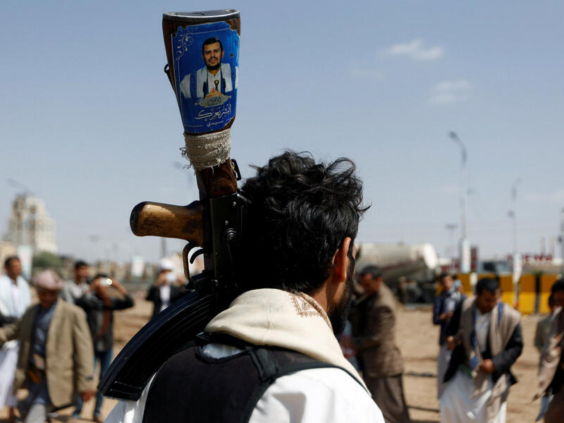 وأدان الإعلان كل الانتهاكات التي تمارسها ميليشيا الحوثي الانقلابية في اليمن، واستمرار نهبها وعرقلتها المساعدات الإنسانية الموجّهة إلى الشعب اليمني.