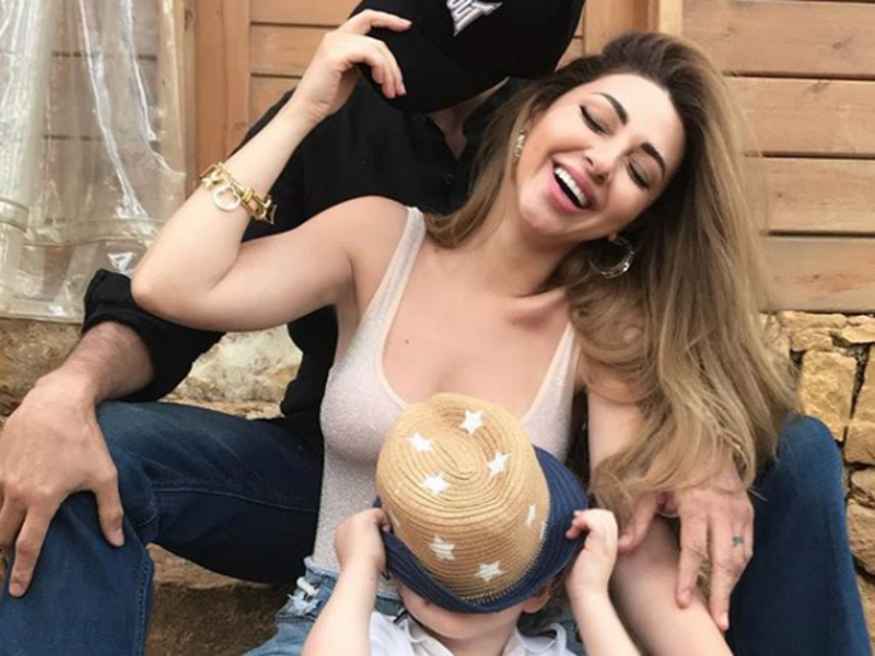 اللبنانية ميريام فارس حرصت على إخفاء وجه زوجها وابنها في أي صورة تنشرها عبر حساباتها الرسمية على مواقع التواصل الاجتماعي مما أثار حفيظة المتابعين والإعلاميين.