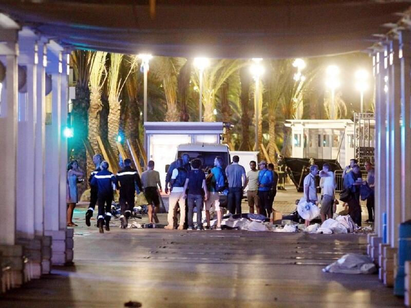 في 26 تموز/يوليو 2016 داهمت شاحنة كبيرة جموع المحتفلين بعيد الاستقلال في مدينة نيس ما أسفر عن مقتل 86 شخصًا. وقتلت السلطات المهاجم، وتم تمديد حالة الطوارئ وانتشرت الحواجز الأمنية في المناطق الأساسية في فرنسا.

