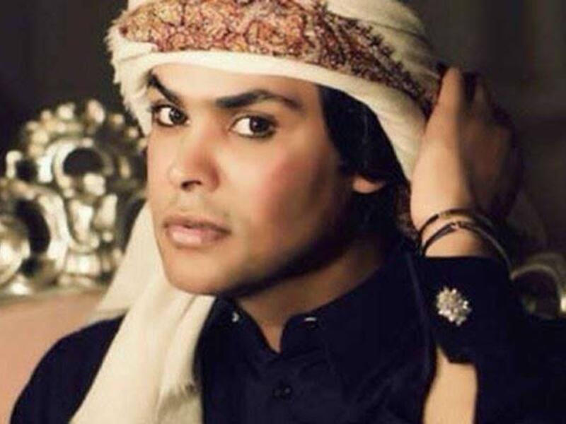 طالما سعت الفنانة الإماراتية احلام الى عدم نشر صور لأفراد عائلتها عبر مواقع التواصل الإجتماعي، الا ان شقيقها "بسام الشامسي" كان يقوم بنشر صور عديدة له تجمعها به وأثارت ملامح بسام الانثوية وطريقة لبسه الجدل حول ميوله الجنسي.

