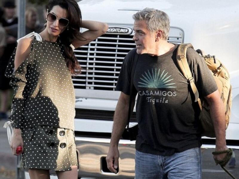 زارت امل علم الدين موقع تصوير فيلم زوجها جورج كلوني الذي يخرج حالياً فيلماً كوميدياً ولكنه اقتطع وقتاً رومانسياً قضاه معها في فترة الاستراحة بين المشاهد وتألقت أمل بتوب وتنورة سوداوين منقطين بالأبيض وحذاء أبيض أما جورج فارتدى ثياباً كاجوال.