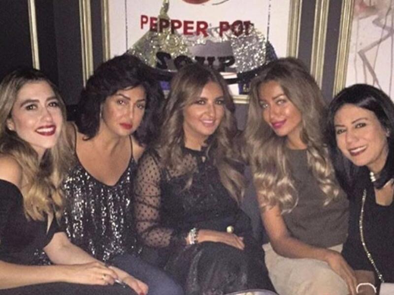 احتفلت الفنانة غادة عبدالرازق بعيد ميلاد ابنتها «روتانا» أثناء تواجدهما في لندن وشاركت متابعيها على «انستجرام» بمجموعة صور معلقة:«دة علشان عيد ميلاد واحدة بس فى الدنيا اسمها روتانا قزاز» غادة ظهرت بشعر أسود قصير وقامت بعمل تسريحة مميزة له منحتها إطلالة مختلفة.