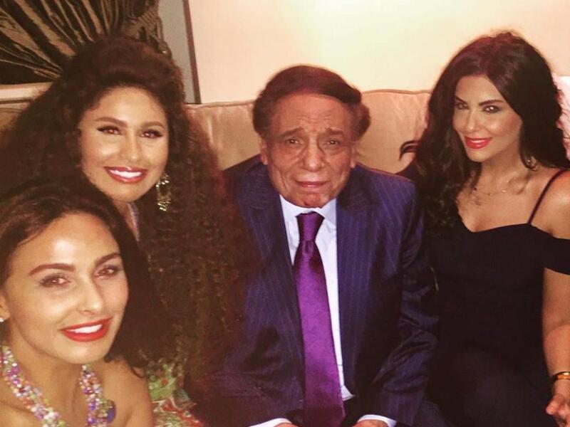 نشرت الفنانة الأردنية ميس حمدان عبر صفحتها الخاصة على احد مواقع التواصل الإجتماعي، صورة لها مع الممثل المصري عادل إمام وشقيقتيها مي سليم ودانا حمدان.وعلّقت حمدان على الصورة، قائلة: “الزعيم وبس مع الحمدانز”.