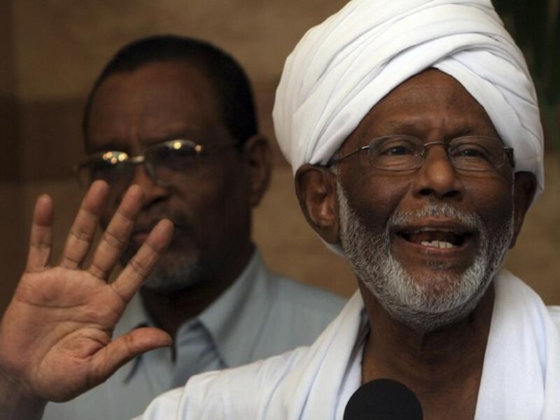 حسن الترابي:
توفي السياسي السوداني في 6 مارس/آذار، الذي أتقن أربع لغات: العربية والإنجليزية والفرنسية والألمانية، ويُعتبر الدكتور الترابي القوة التي مكنت الرئيس عمر البشير من الوصول إلى سدة الحكم.