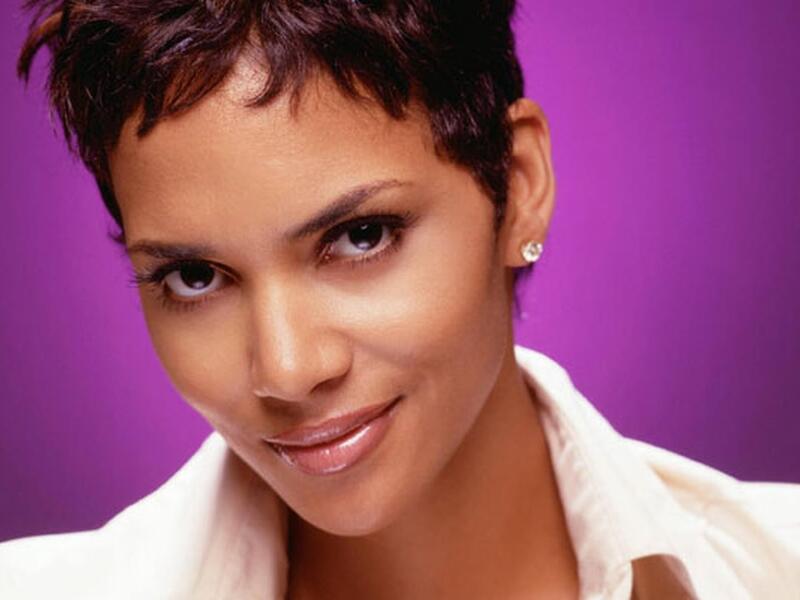 "هالي بيري"
تعرضت للضرب على يد صديقها السابق مما أفقدها 80% من السمع في أذنها اليسرى.