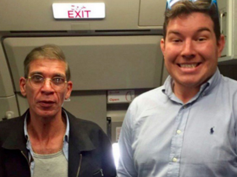 British passenger Ben Innes posting alongside the alleged Egypt Air hijacker. (photo: Twitter/Guardian)