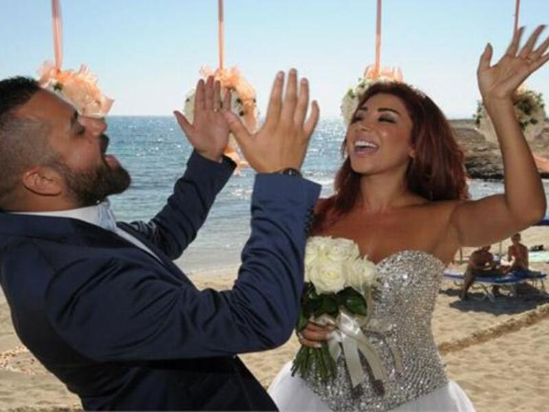 تزوجت الفنانة اللبنانية ألين خلف من مدير أعمالها كارولس أيوب، نجل الفنان الكوميدي إيلي أيوب والذي يصفرها بـ 12 عاماً ولم يحضر والد العريس عرسهما وسط انتشار إشاعات عن عدم رضاه عن هذا الزواج لكبر العروس وفارق السن بينهما.
