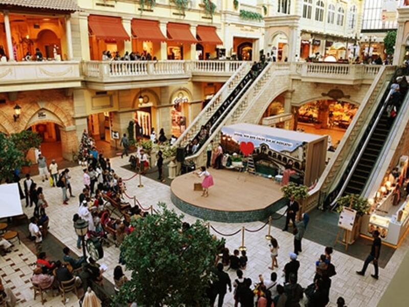 تفتح معظم مراكز التسوّق في دبي أبوابها أمام الزوّار لساعات متأخرة من اليوم خلال شهر رمضان، كما تقدّم الكثير من الخصومات والعروض بالإضافة إلى الفعاليات الترفيهيّة المميّزة