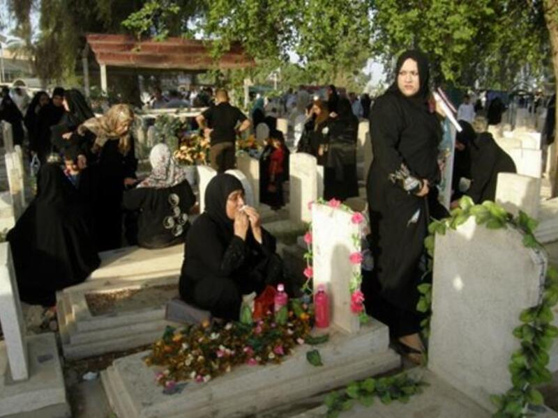 عراقيات يزرن قبور أقربائهن اللذين ذهبوا ضحية الحرب