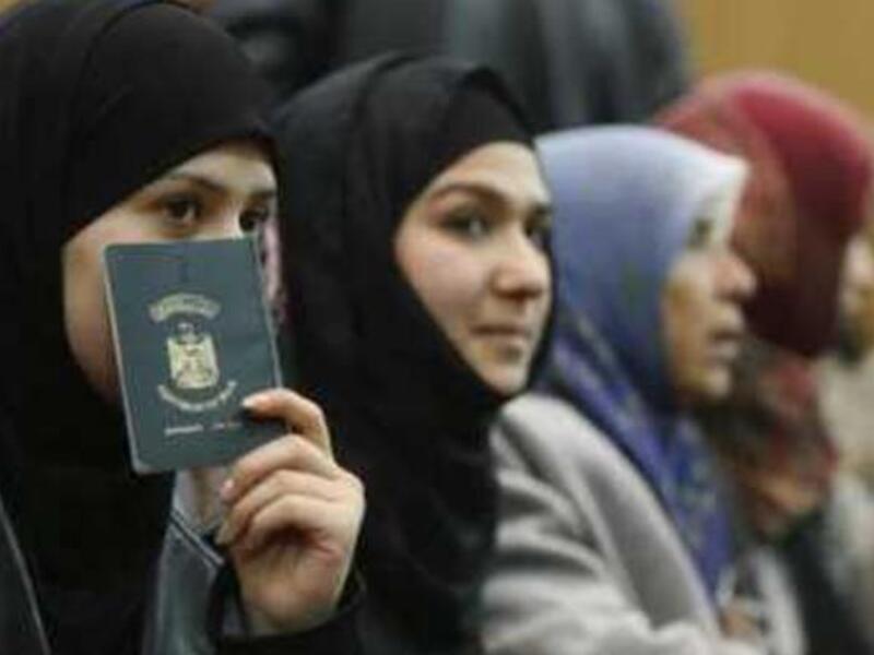 عراقية تحمل جواز سفرها بيدها