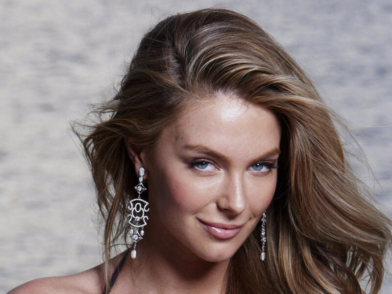 جنيفر هوكينز:
الأسترالية  التي وصفت بأنها أجمل ملكة شاركت في المسابقة على الإطلاق وذلك في 2004، وهي مقدمة عروض تلفزيونية في سدني.
