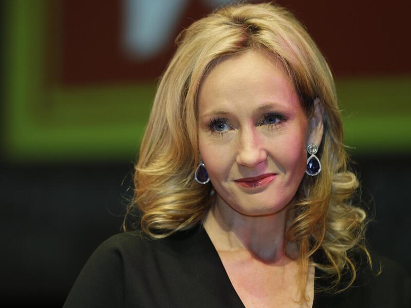 جيه كيه رولينج: روائية وكاتبة سيناريو حاصلة على وسام الشرف البريطاني، عُرِفت بتأليفها سلسلة روايات هاري بوتر الفنتازيّة، وتمكنت من التغلب على الاكتئاب وحولته إلى قوة مكنتها من التحليق بقلمها في عالم أحبه الأطفال.
