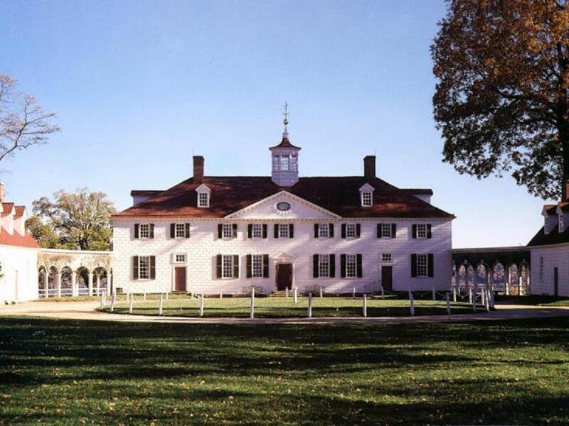 جورج واشنطن: هو أول رئيس للولايات المتحدة، وأشرف على بناء البيت الأبيض، لكنه لم يعش فيه، كان يقيم في منزله في مقاطعة فيرفاكس في ولاية فرجينيا، وقد قام ببنائه عام 1761 بأسلوب هندسي من تصاميمِ المهندس الإيطالي آندريا بالاديو.
