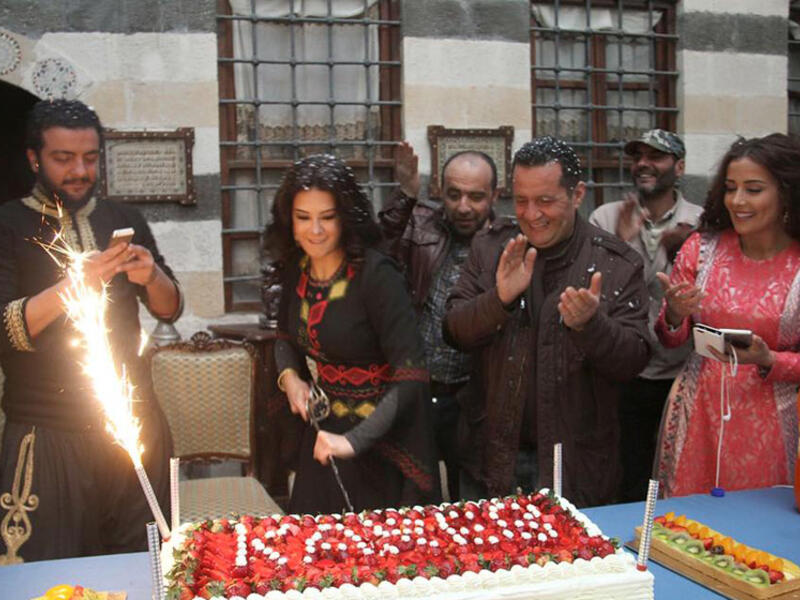 فاجأت أسرة مسلسل خاتون كاريس بشار بالاحتفال بعيد ميلادها الـ40 في موقع التصوير ونشر المدير التنفيذي للشركة صوراً معلّقاً “كل عام وانت بخير يا أحلى كاريس متألقة العمر كله” وقطعت كاريس قالباً من الكيك بالسيف كتب عليه “نجمة متألقة كاريس بشار كل عام وأنت بألف خير