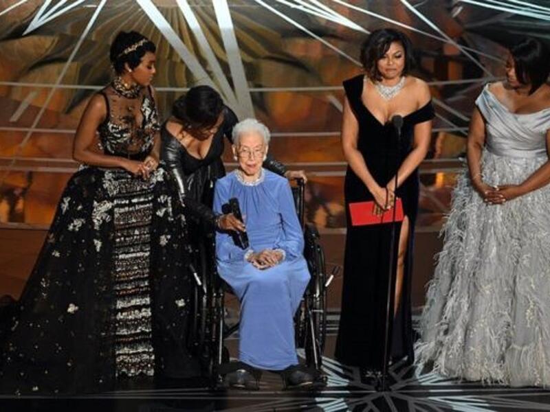 عالمة الرياضيات في وكالة الفضاء الأمريكية (ناسا)، كاثرين جونسون تظهر على المسرح مع نجوم فيلم "أشخاص في الخفاء"، يحكي الفيلم قصة لا يعرفها الكثيرون عن مجموعة من الأمريكيات من أصل أفريقي ومساهمتهنّ في برامج الفضاء الأمريكية في خمسينيات وستينيات القرن الماضي.
