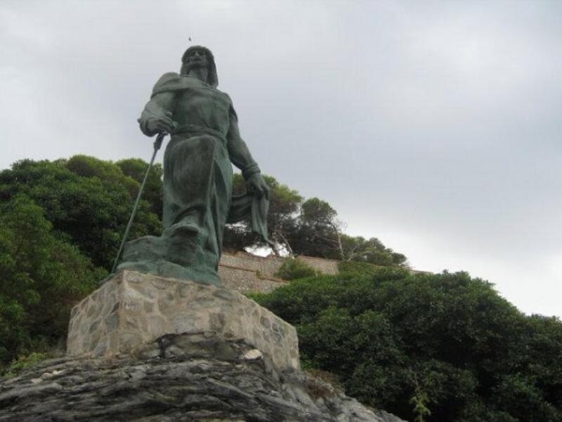 تمثال عبدالرحمن الداخل أو عبد الرحمن الأول في بلدة المنكب على شواطئ غرناطة مؤرخ بتاريخ وصوله إلى الأندلس، وهو مؤسس الدولة الأموية في الأندلس.