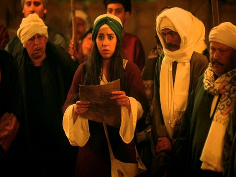 يسعى العمل إلى إعادة التحدث عن التقاليد والحكم والدساتير باسلوب ذكي جداً حيث أن الكاتب خلق عالماً موازياً، وبدأ بإعادة تكوينه لينجو بذلك من ابتذال الاسقاطات السطحية إلى محاولة المعالجة الفاعلة.