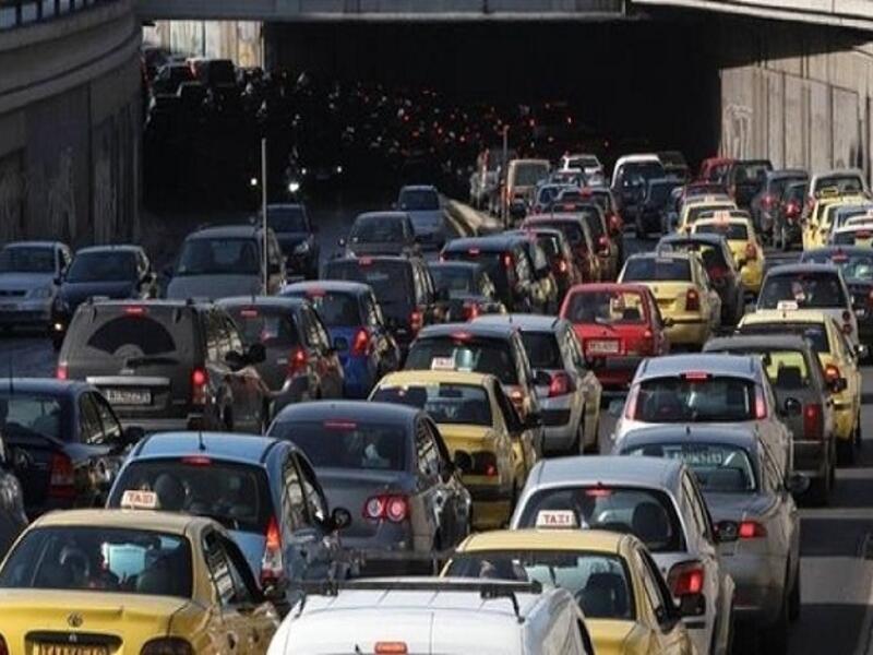 الأزمة الخانقة في بعض الدول العربية حيث يعود المهاجرين من الدول التي يعملون فيها بإجازاتٍ إلى بلدانهم، إضافةً إلى انتعاش موسم السياحة، مما شكل أزمات خانقة في العواصم العربية حتى شلت الحركة المرورية في بعض الشوارع.