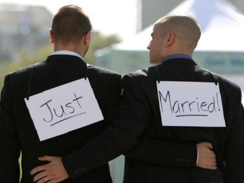 بعد الانفتاح الاعلامي على المثلية في العالم العربي، بدأ العديد من الناس يتساءلون حول العلاقة الجنسية بين الشريكين المثليين أثناء نهار رمضان، خاصة وأن بعض العلماء تعاطفوا مع بعض المثليين باعتباره أمر جيني!