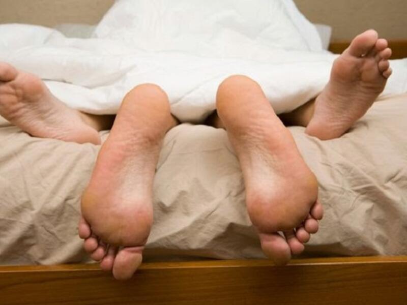 في المغرب أيضاً أفتى الشيخ المغربي عبد الباري الزمزمي بجواز اتمام الزوجين للعملية الجنسية حتى وإن فوجئا بآذان الفجر، خلال شهر رمضان.