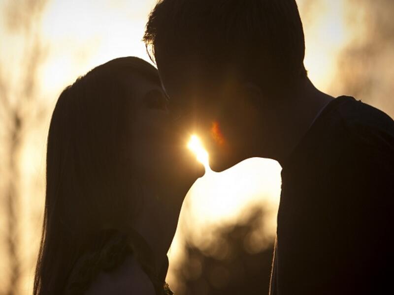 أعلنت عميدة سابقة في كلية الشريعة في مصر رفضها التام لفتاوي اجازة التقبيل في نهار رمضان، حيث كان هناك شبه اجماع بأن قبلة الزوجين في رمضان لا تفطر!