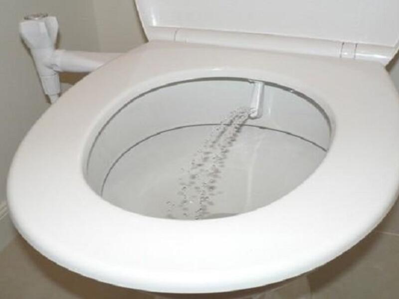 وبفتوى ليست ببعيدة عن الموضوع الجنسي، اختلف العلماء في حكم استخدام شطاف حمام في نهار رمضان على رأيين فقسم منهم رأى: "إنه مثل الحقنة الشرجية وإن دخول الماء من فتحت الشرج يفطر الصائم"، أما الرأي الثاني: "فهو لا يفسد الصيام"