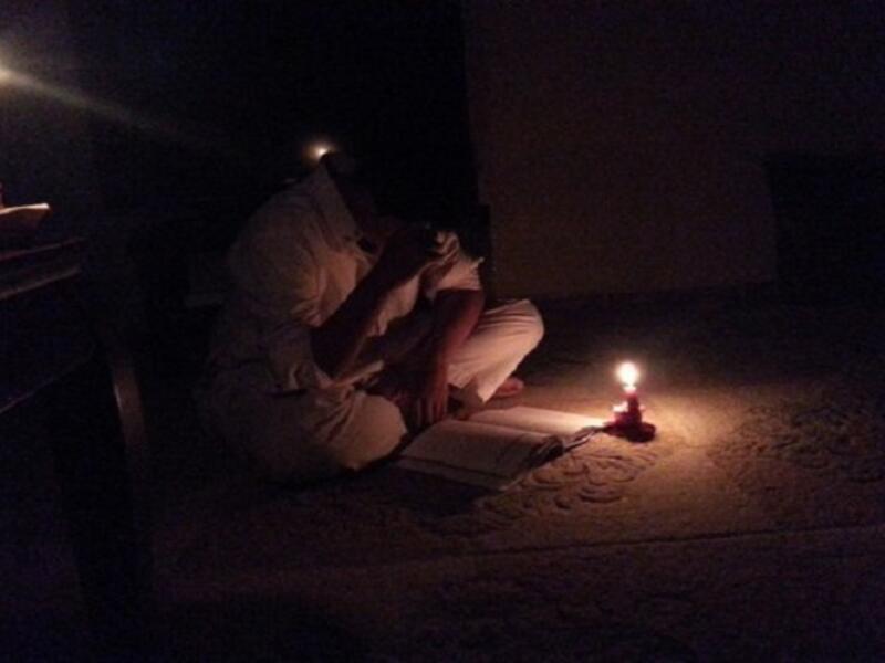 99% من الآباء أخبرونا أنهم كانوا يدرسون على ضوء الشمع والقمر وانارة الشارع، وما زلنا لا نعرف ماذا كانوا يفعلون في أوقات النهار!