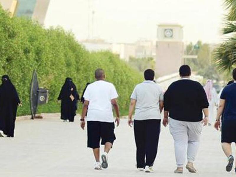 السعودية: 70% من السعوديين يعانون زيادة الوزن، و36% من السعوديين يعانون البدانة القاتلة في حين 20 ألف شخص يتوفون سنويًّا بسبب الأمراض المصاحبة لزيادة الوزن.