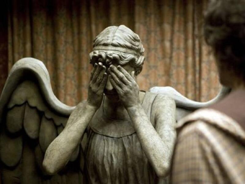 الملاك الباكي: أداة قرصنة تجعل تلفزيونًا ذكيًا يسجل المحادثات واسم "الملاك الباكي" مقتبس من شخصية في مسلسل الخيال العلمي البريطاني "دكتور هُو"، تبدو جامدة كتمثال لكن تدب فيه الحياة حين يكون بعيدا عن الأنظار.
