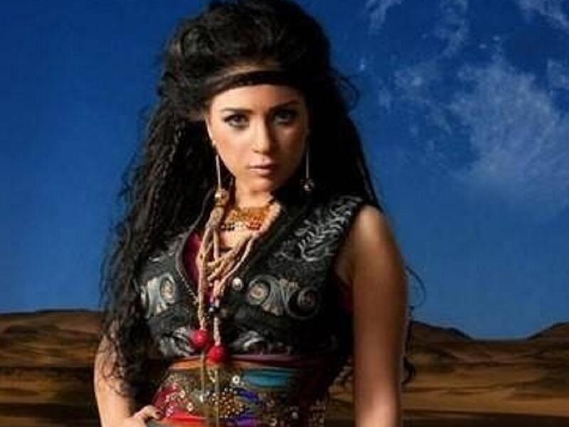 عودتنا دائما الفنانة الجميلة مى عز الدين على الطلة الأنثوية الرقيقة واعتمدت عز الدين الإطلالة الغجرية في إحدى جلسات التصوير