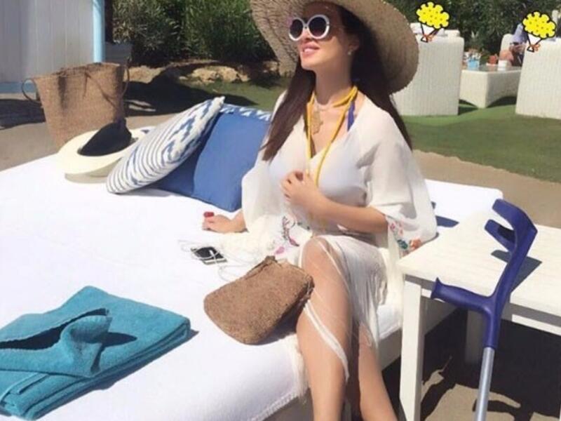 على الرغم من إصابة الفنانة ميساء مغربي في قدمها وارتدائها حذاءً طبيًا إلا ان ذلك لم يمنعها من قضاء عطلتها الصيفية على احد الشواطئ ميساء مغربي شاركت جمهورها عبر «إنستجرام» بصور من عطلتها معلقة: «لا تدع الحزن أو عوارض الحياة تسرق منك السعادة والفرح ».