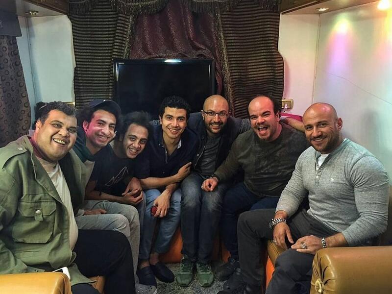 فاجأ الفنان أحمد مكي أبطال مسلسل “صد رد” علي ربيع ومحمد عبد الرحمن ومحمد أسامة “أوس أوس” بزيارتهم في موقع تصوير المسلسل وظهر مكي بزيادة وزن ملحوظة فمع عضلات جسده المفتولة هناك زيادة في وزنه حتى في التعليقات على الصورة كانت أغلبها تتسأل عن سبب زيادته في الوزن.