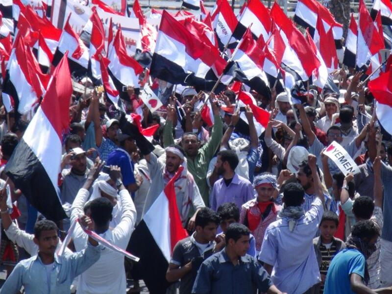 Yemeni protesters call for southern independence during a demonstration on the first anniversary of the ouster of autocratic leader Ali Abdullah Saleh in Aden. (AFP PHOTO/STR)