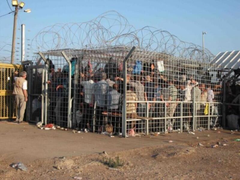 Ephraim/Taybeh checkpoint, West Bank, Occupied Palestine [photo:David Heap/EAPPI]