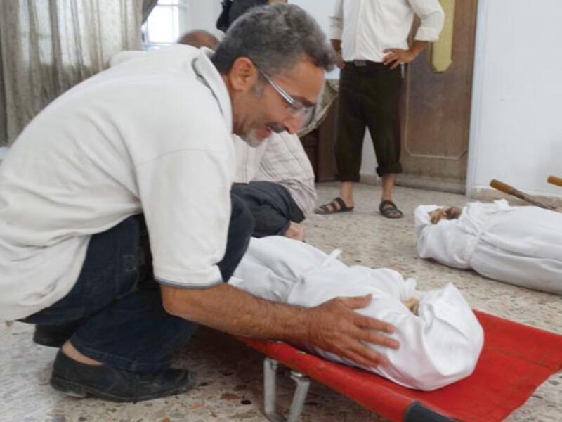 A handout image, released by the Syrian opposition’s Shaam News Network on Friday, shows a relative weeping over the body of one of his family members killed during what Syrian rebels claim to be a toxic gas attack by pro-government forces in East Ghouta last week, during their funeral on the outskirts of Damascus (AFP photo)
