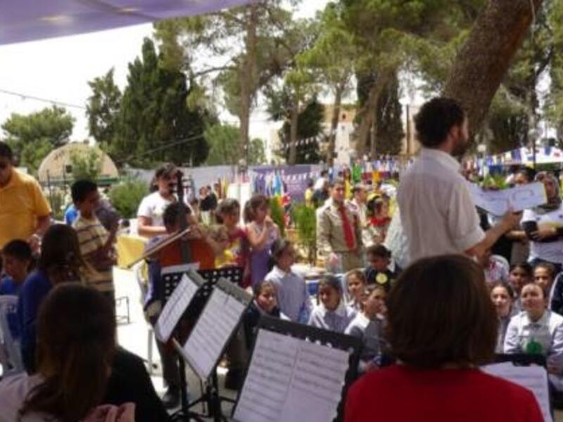 Al Kamandjâti has been organizing festivals and concerts in some unlikely places.