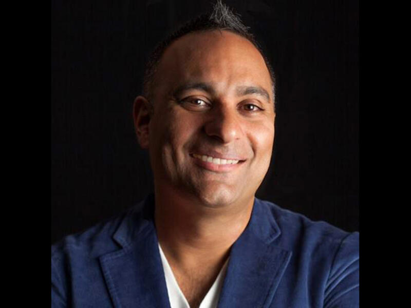 Russell Peters pins a smile, gets ready for his performance in Abu Dhabi (Image: Facebook)