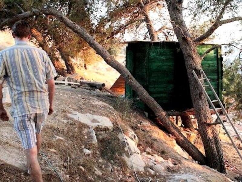 A treehouse in Hosh Jasmin. (Image courtesy of WNV/Andrew Beale/Your Middle East)