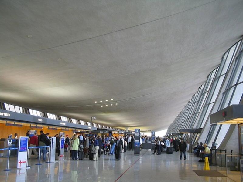Washington's Dulles International Airport main terminal (Source: Wikimedia Commons/David Benbennick)