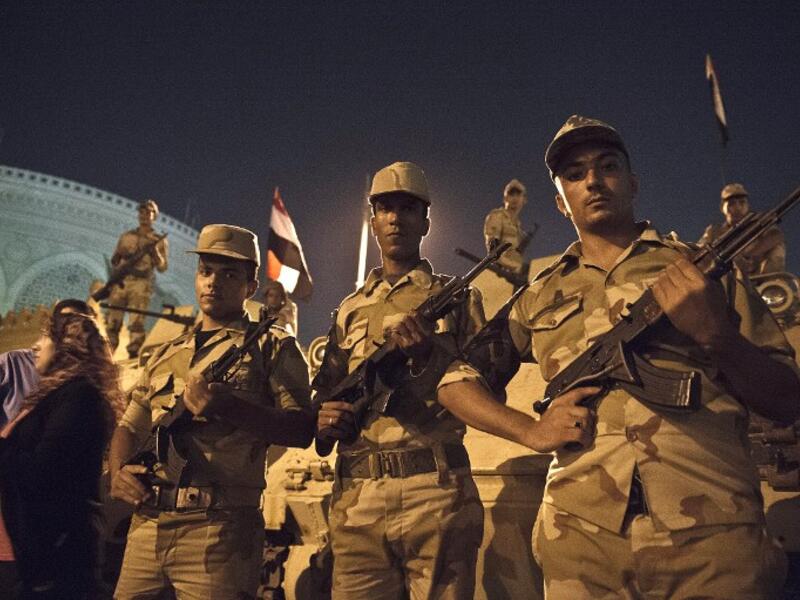 Soldiers stand guard outside Egypt's presidential palace on July 19. (AFP / KHALED DESOUKI)