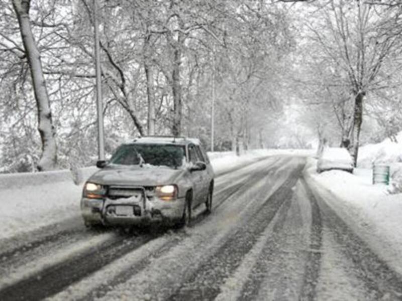 Cars continue to struggle on Lebanon's snowy roads (The Daily Star / Mohammad Azakir)