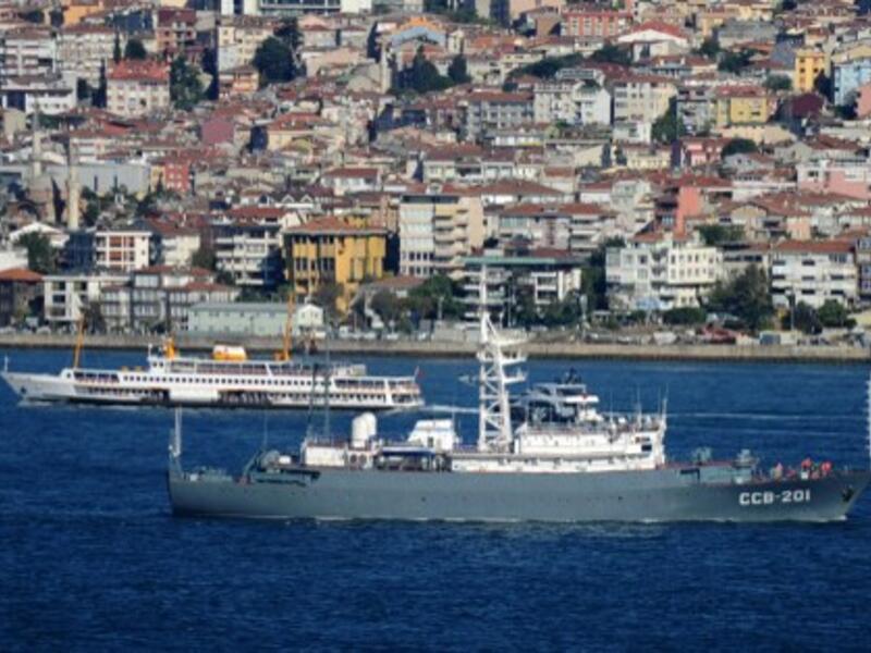 The Russian Navy CCB-201 vessel (front) sails in the Bosphorus on September 5, 2013 in Istanbul, on its way for intelligence operations off the coasts of Syria (AFP)