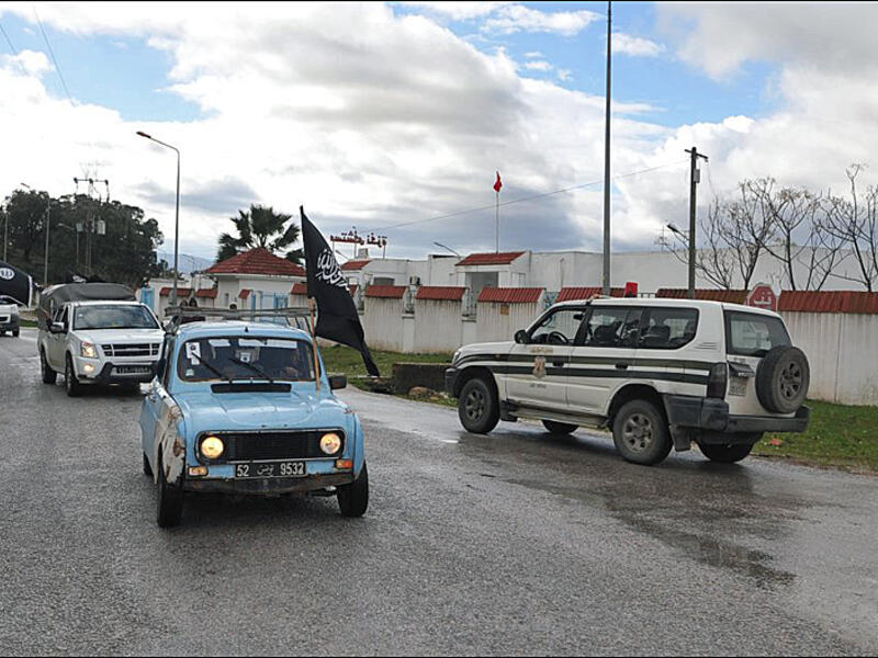 A flag-waving Salafi vigilante group patrols the streets of Tunis in a blue Renault (Photo: Monia Ghanmi) 