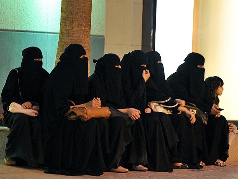 Saudi women waiting for their drivers outside a shopping mall in Riyadh in late September, shortly after King Abdullah granted women the right to vote and run in municipal elections (Photo: AFP / Fayez Nureldine)
