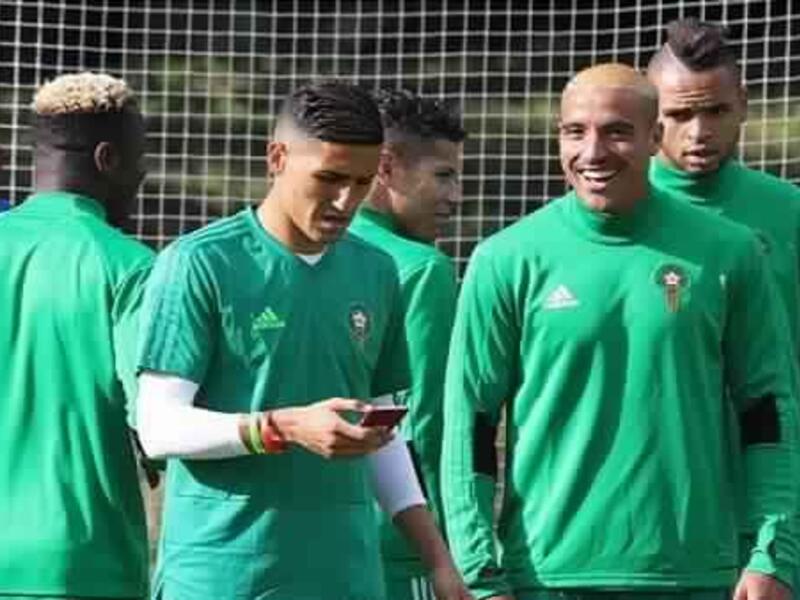 استخدم فيصل فجر لاعب منتخب المغرب هاتفه المحمول، خلال أحد التدريبات استعدادًا لمباراة إسبانيا، في دور المجموعات بكأس العالم 2018، وصرحت مصادر بأن اللاعب حصل على الإذن لفعل ذلك.