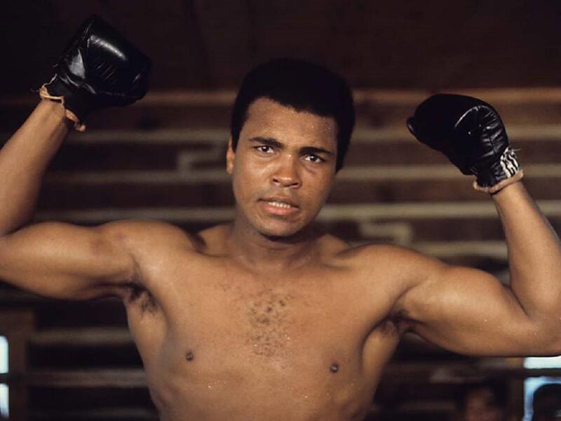 محمد علي كلاي:
رحل الملاكم في 3 يونيو/حزيران، أصبح أول ملاكم ينال لقب بطل العالم في الوزن الثقيل ثلاث مرات.