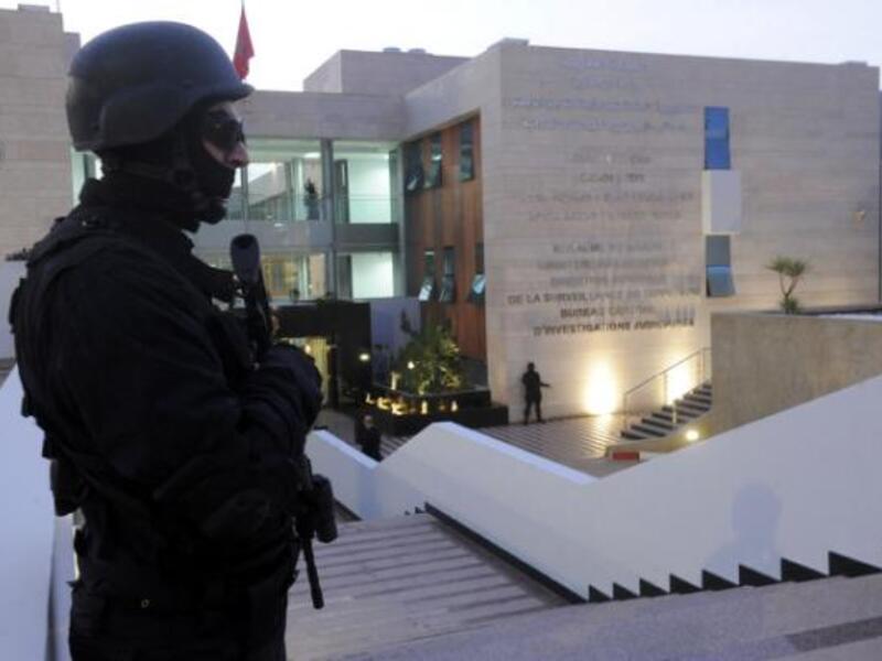 A member of the Moroccan special forces guard stands outside of the Central Bureau of Judicial Investigation (BCIJ) building on March 23, 2015 during a press conference by the governor of the BCIJ in Rabat. (AFP/File)