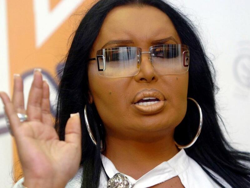 في تركيا ليس هناك شخص لا يعرف المطربة المخضرمة بولانت ارسويوهي واحدة من أكثر المطربات إثارة للإعجاب وهي أيضًا متحوّلة جنسيّا ومع ذلك، فهناك فجوة هائلة بين تعامل المجتمع التركي مع المطربة الكبيرة بولانت، وبقية المتحوّلين جنسيّا والمجتمع المثلي.



